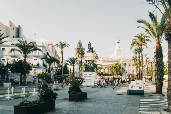 Palmenallee mit Blick auf die Kathedrale von Cádiz in Südspanien.